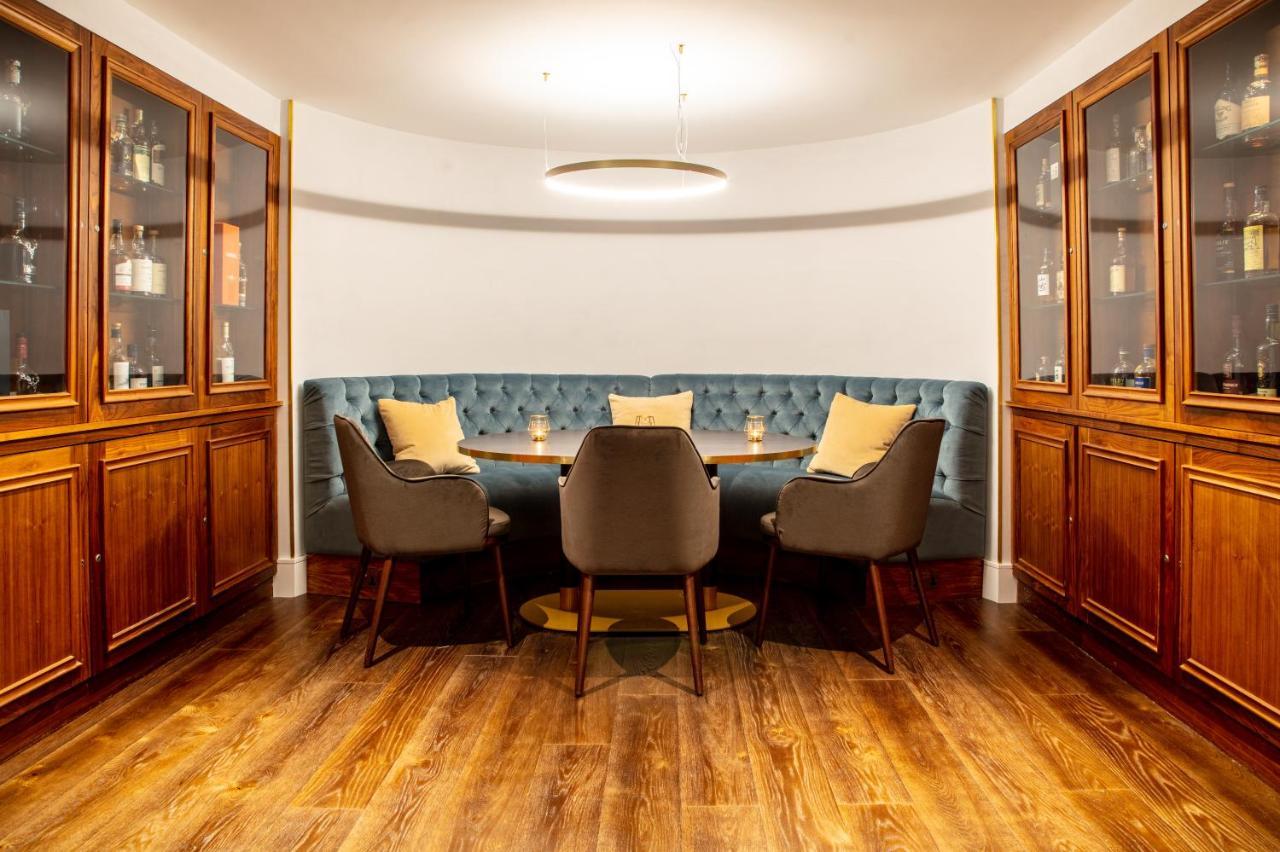 Hotel The Roseate Reading Exterior foto The bar at the 2018 refurbishment