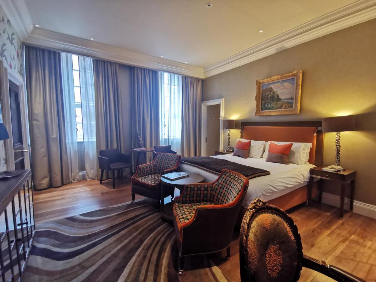 Hotel The Roseate Reading Exterior foto A room at the hotel