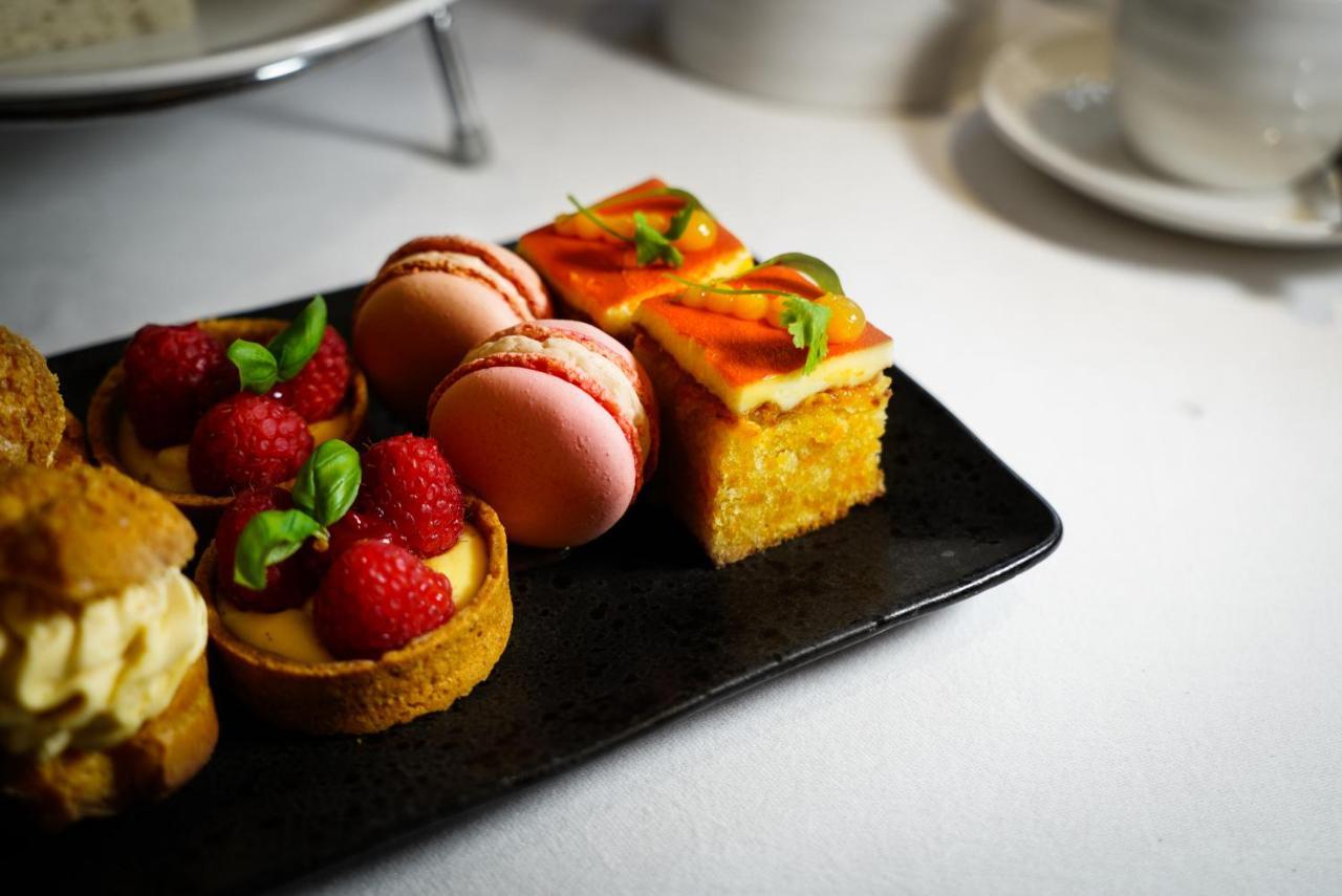 Hotel The Roseate Reading Exterior foto A selection of cakes