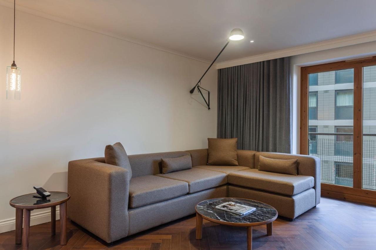 Hotel The Roseate Reading Exterior foto A living room at the hotel