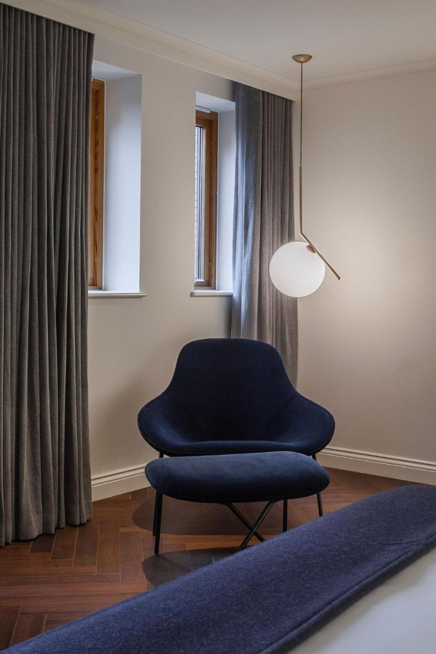 Hotel The Roseate Reading Exterior foto Flos ic pendant light