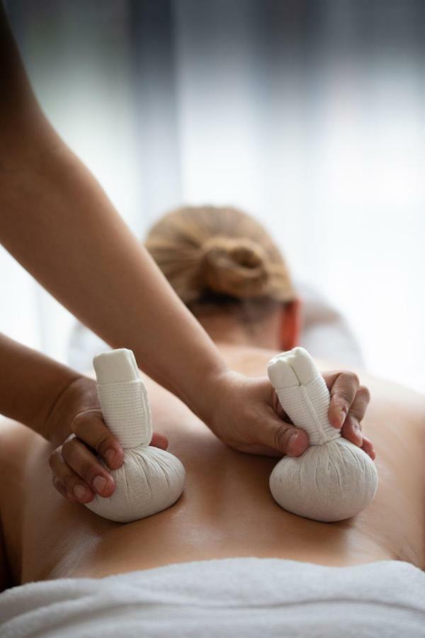 Hotel The Roseate Reading Exterior foto Thai herbal compress massage