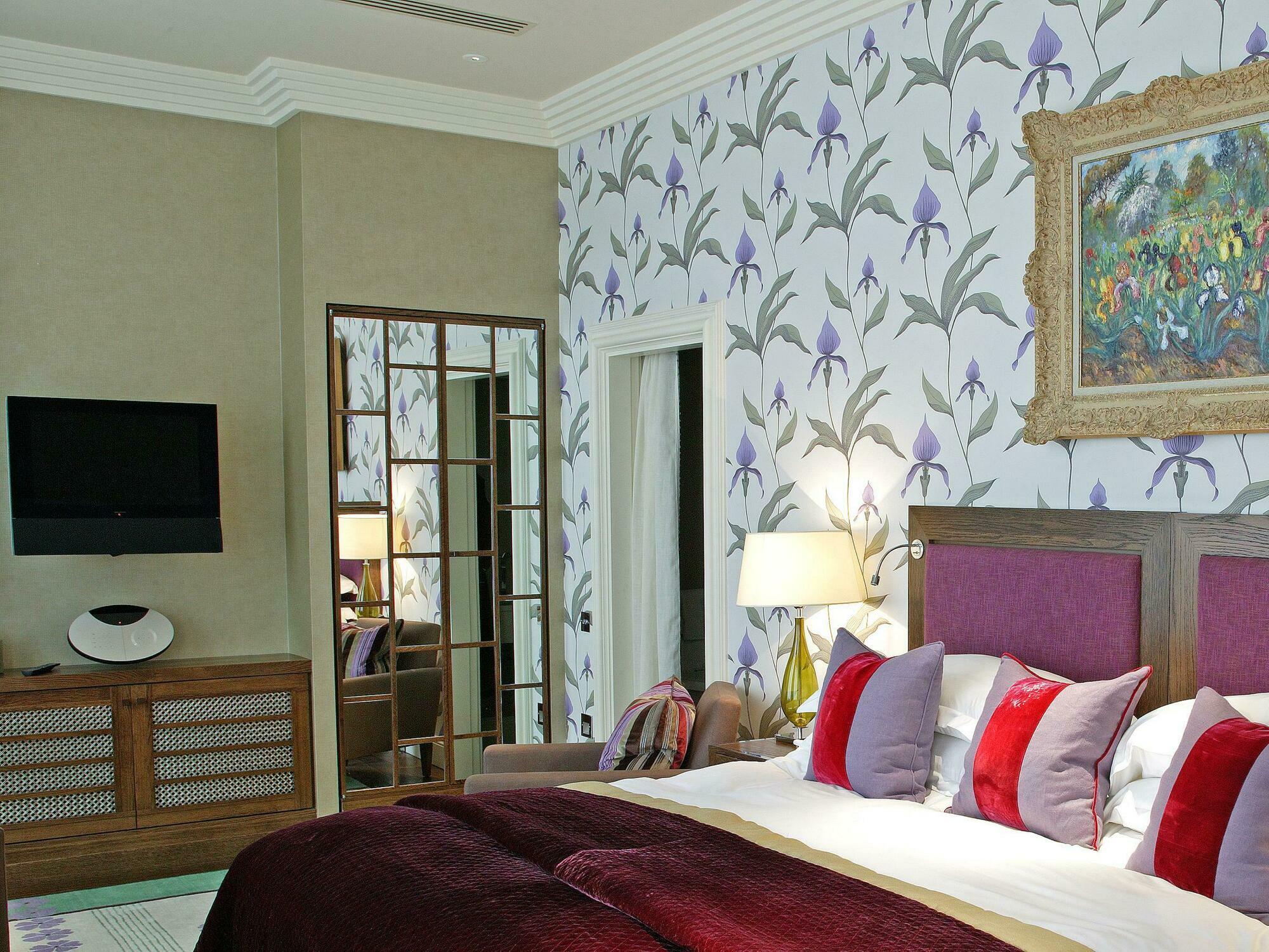 Hotel The Roseate Reading Exterior foto A bedroom with wallpaper